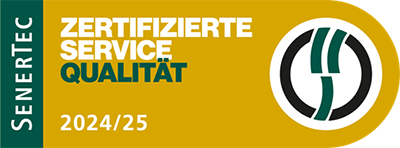 Zertifizierte Servicequalität 2024/25 – Auszeichnung des Senertec Centers. Links steht vertikal der Schriftzug ‚Senertec‘ auf grünem Hintergrund. Rechts befindet sich ein rundes Qualitätssiegel mit stilisiertem S-förmigen Symbol in Schwarz und Grün.